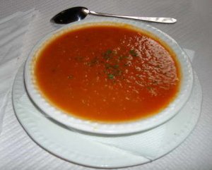 Суп из свежих томатов с грибами