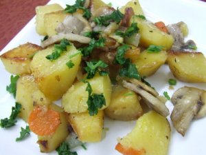Картофель, тушенный с луком и грибами